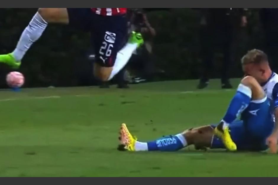 Gustavo Ferrareis sufrió una impactante lesión en su visita al estadio de las Chivas. (Foto: Captura de pantalla)