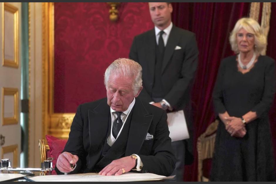 Una vez más, el rey Carlos III protagonizó un momento viral. (Foto: AP)