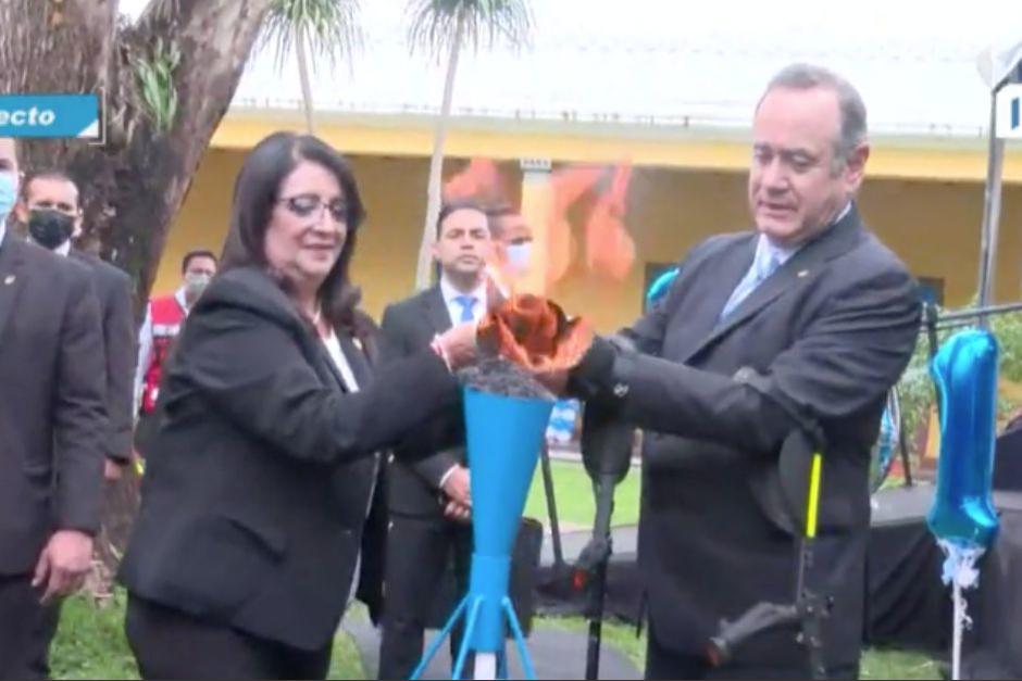 El presidente Alejandro Giammattei y la ministra de Educación, Claudia Ruiz, encienden el Fuego Patrio. (Foto: Captura de pantalla)