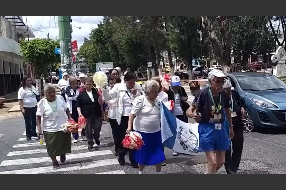 Captan a un grupo de adultos mayores llevando una antorcha como parte de las actividades de Independencia. (Foto: captura de video)