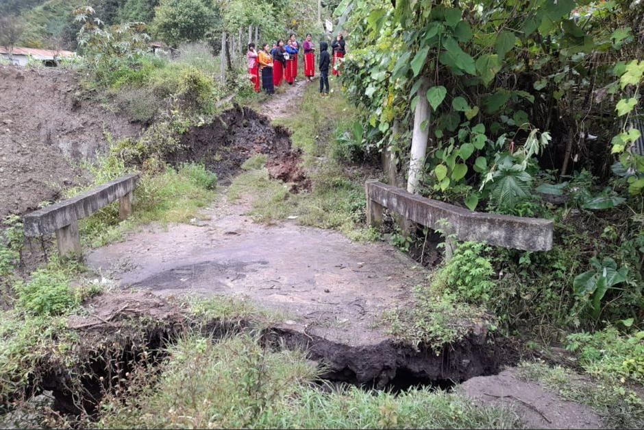 Vecinos de Palencia reportaron la formación de enormes grietas en la aldea El Manzanote. (Foto: Conred)