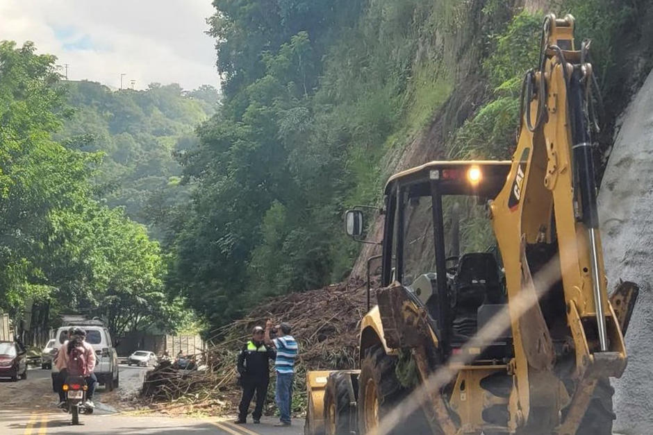Un derrumbe se encuentra obstaculizando un carril en la ruta que de Boca del Monte conduce hacia la capital. (Foto: Conred)