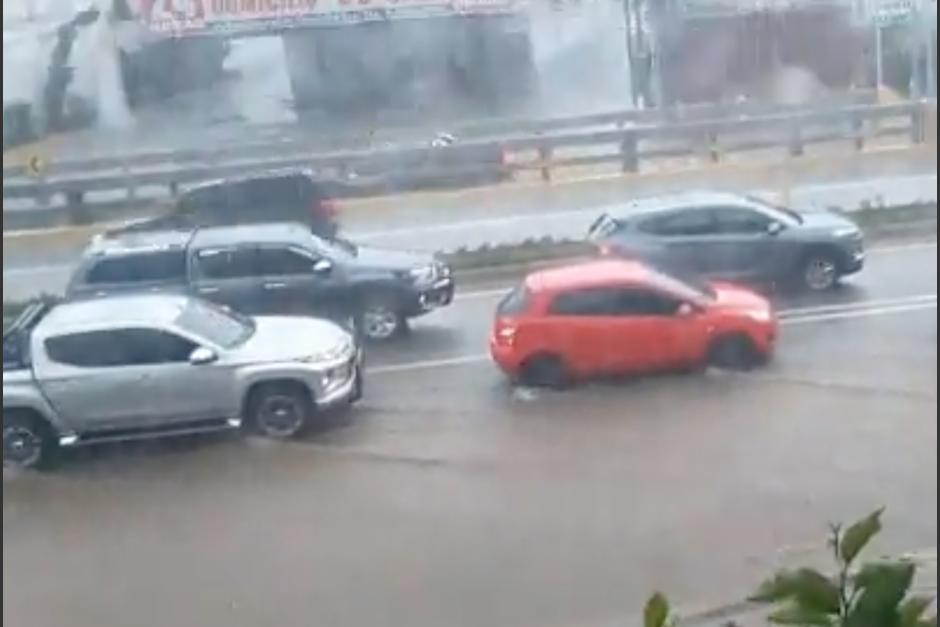 Tras las fuertes lluvias se registran inundaciones en la ruta Interamericana, en San Lucas Sacatepéquez. (Foto: captura de video)