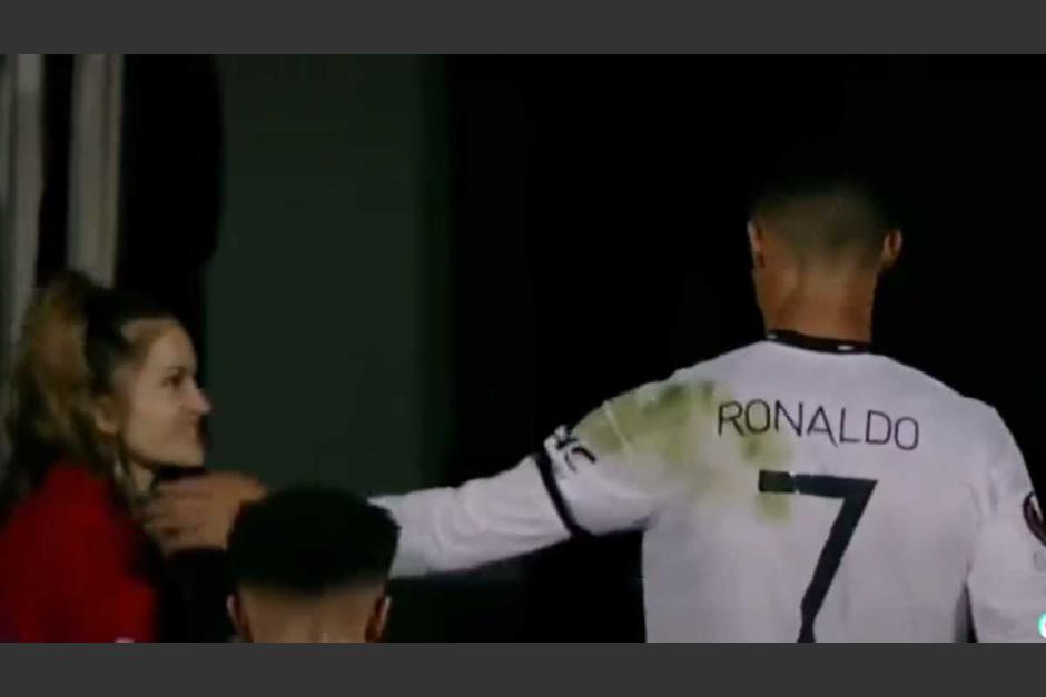 Cristiano Ronaldo le lanzó un manotazo a una fanática que se le acercó para pedirle una fotografía. (Foto: Captura de pantalla)