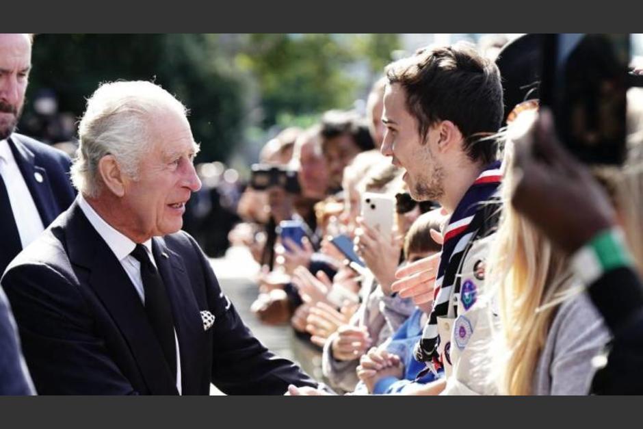 Carlos III y su hijo Guillermo agradecen multitudinario homenaje popular a Isabel II. (Foto: AFP)&nbsp;