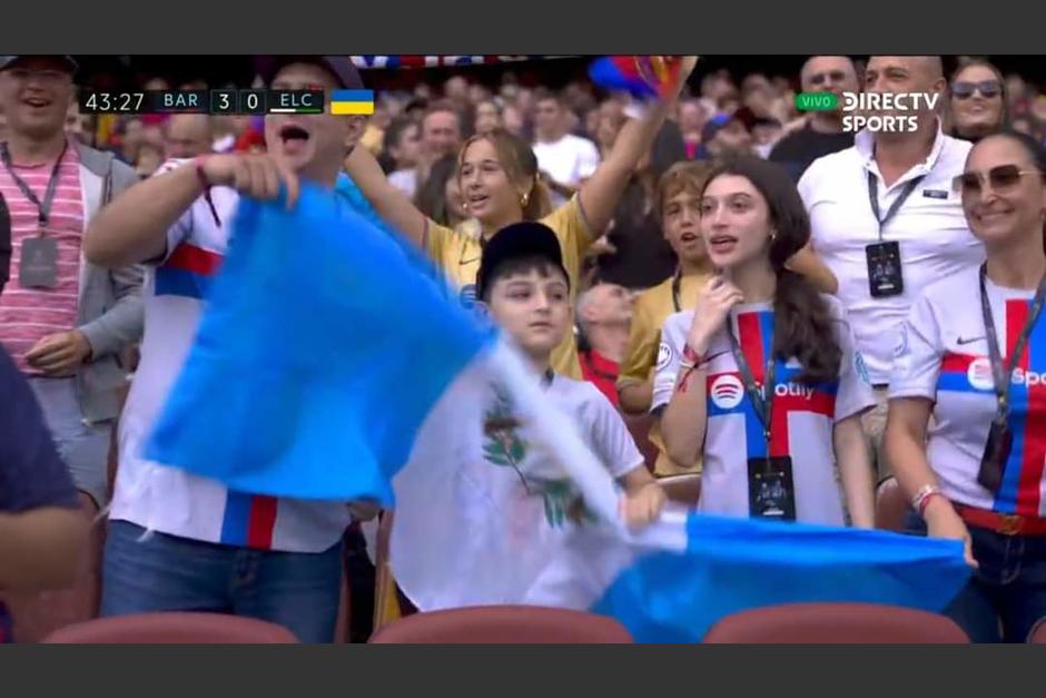 La bandera de Guatemala fue enfocada durante el partido del Barcelona y el Elche. (Foto: Captura de pantalla)
