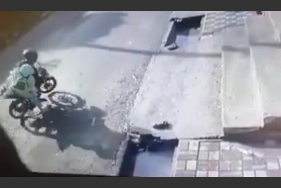 Un accidente de tránsito fue captado en una calle de Fraijanes, en donde un motorista y otras dos personas cayeron a consecuencia de un agujero. (Foto: captura de video)