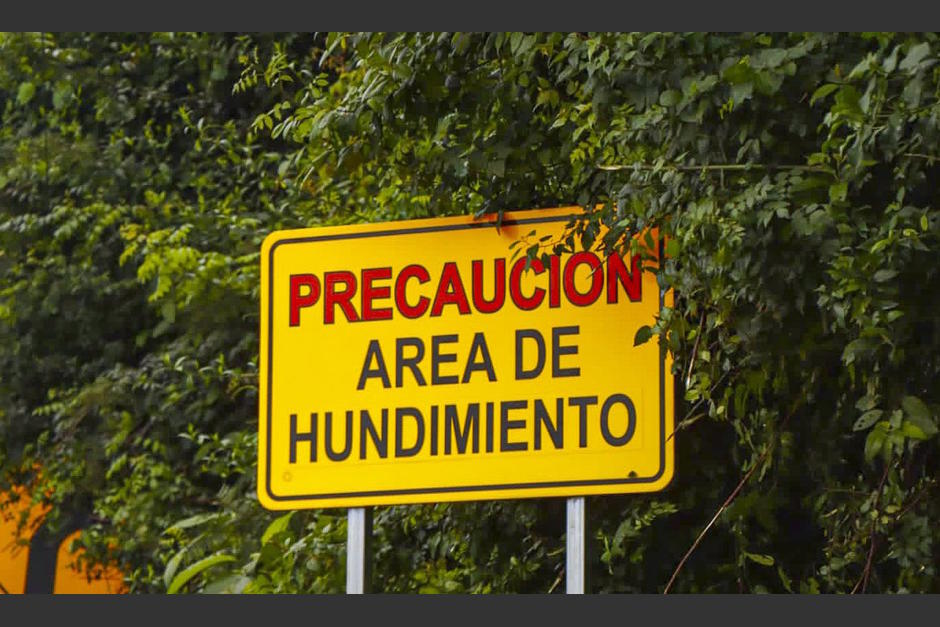 Señalizan el área del hundimiento en el kilómetro 11 de la ruta que conduce a El Salvador. (Foto: Covial)
