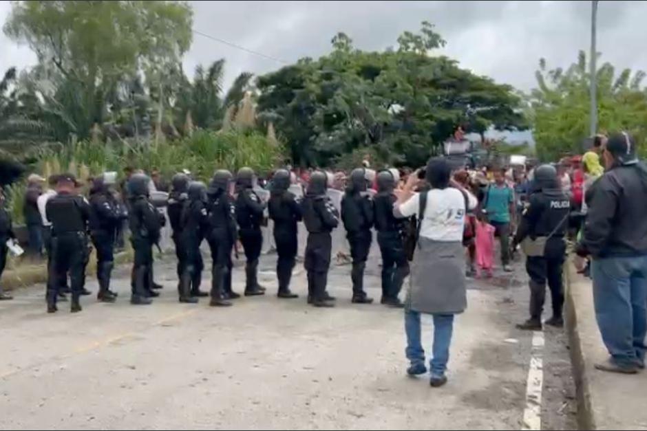 Un grupo de antimotines detiene a más de 400 migrantes que buscan ingresar a Guatemala. (Foto: Migración)