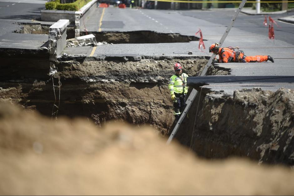 Han transcurrido más de 48 horas desde que un vehículo en el que viajaban dos mujeres cayó en uno de los agujeros en la calzada Concepción, zona 6 de Villa Nueva. (Foto: Wilder López/Soy502)