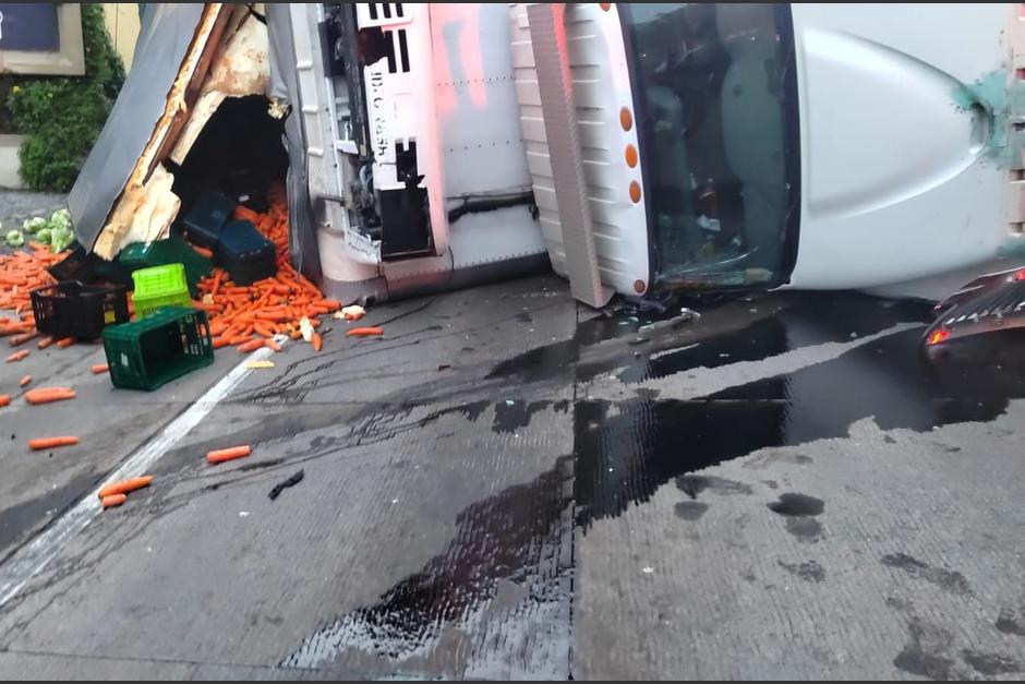 Un camión que transportaba zanahorias colisionó con otros vehículos y volcó en la ruta Interamericana, ingreso a Mixco. (Foto: @EmixtraPablo)