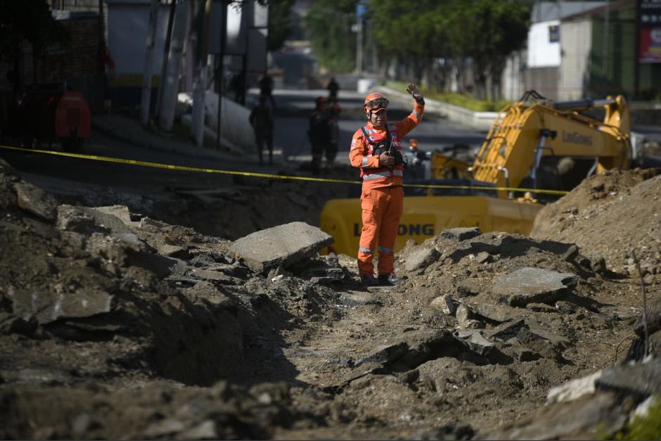 Captan el momento exacto cuando se localizó el vehículo que cayó en un agujero en la zona 6 de Villa Nueva. (Foto: Wilder López/Soy502)