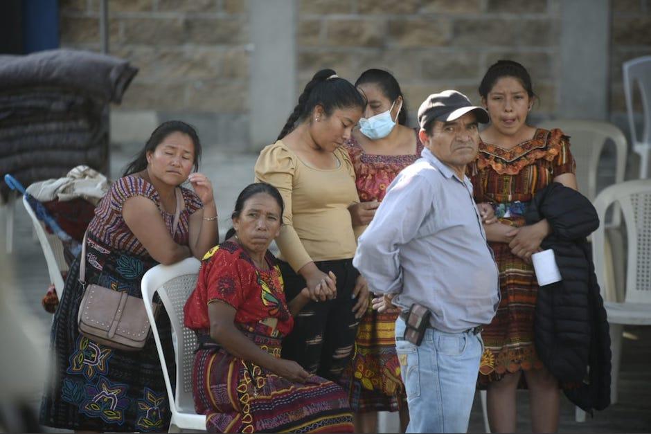 Los familiares han esperado por días noticias de sus seres queridos.&nbsp; (Foto: Wilder López/Soy502).