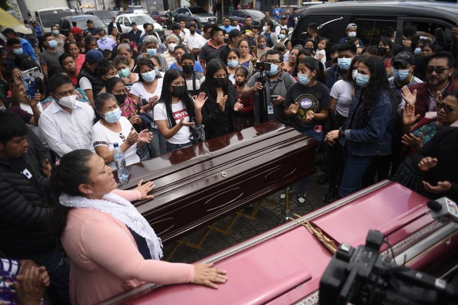 El multitudinario recibimiento de los vecinos de Totonicapán a Olga Emilia y Helen Michelle para las honras fúnebres. (Foto: Wilder López/Soy502)