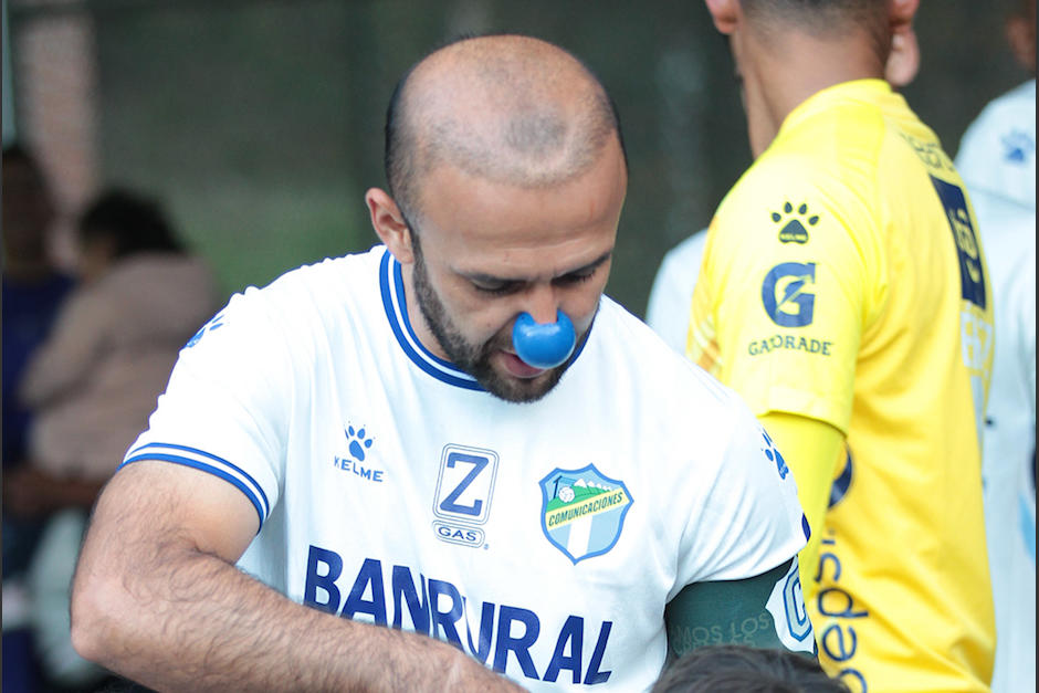 Los jugadores de Comunicaciones utilizaron narices azules al inicio del partido con Antigua GFC. (Foto: Facebook)&nbsp;