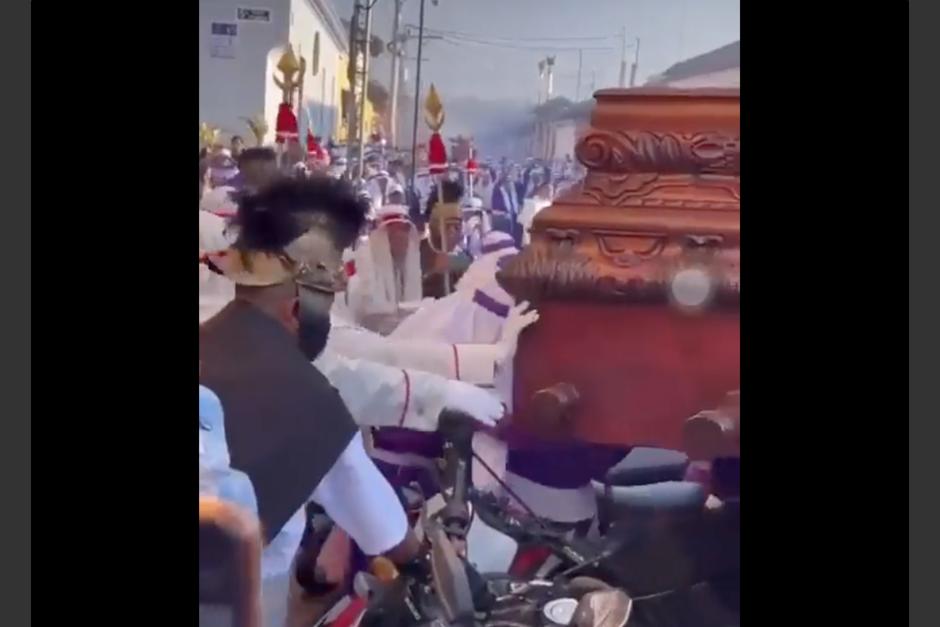 Procesión en Antigua Guatemala pasa encima de motos estacionadas. (Foto: captura de pantalla)