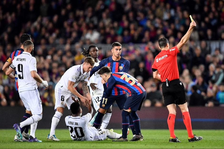 El partido estuvo empañado por varias jugadas polémicas. (Foto: AFP)&nbsp;