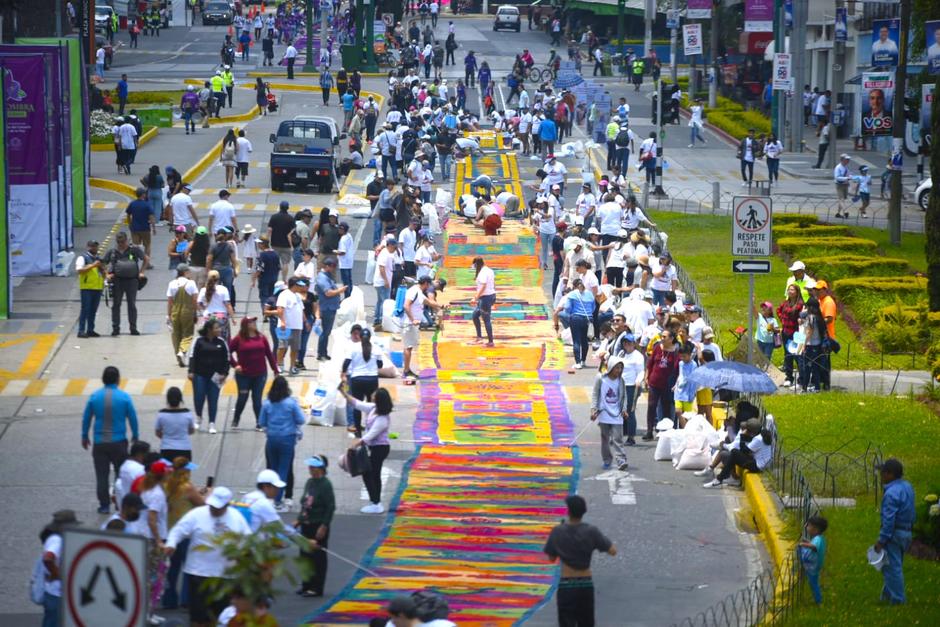 Desde las 10:00 de la mañana se comenzó a realizar la alfombra en el Centro Histórico. (Foto: Wilder López/Soy502)