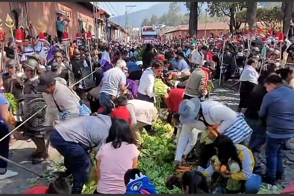 Ciudadanos en Antigua Guatemala arrasaron con las verduras que adornaban una alfombra. (Foto: captura de video)