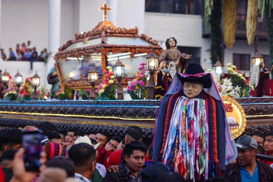 La procesión de Jesús Sepultado recorrió las principales calles y avenidas de Santiago Atitlán, Sololá. (Foto: Facebook/Danilo Ramírez)