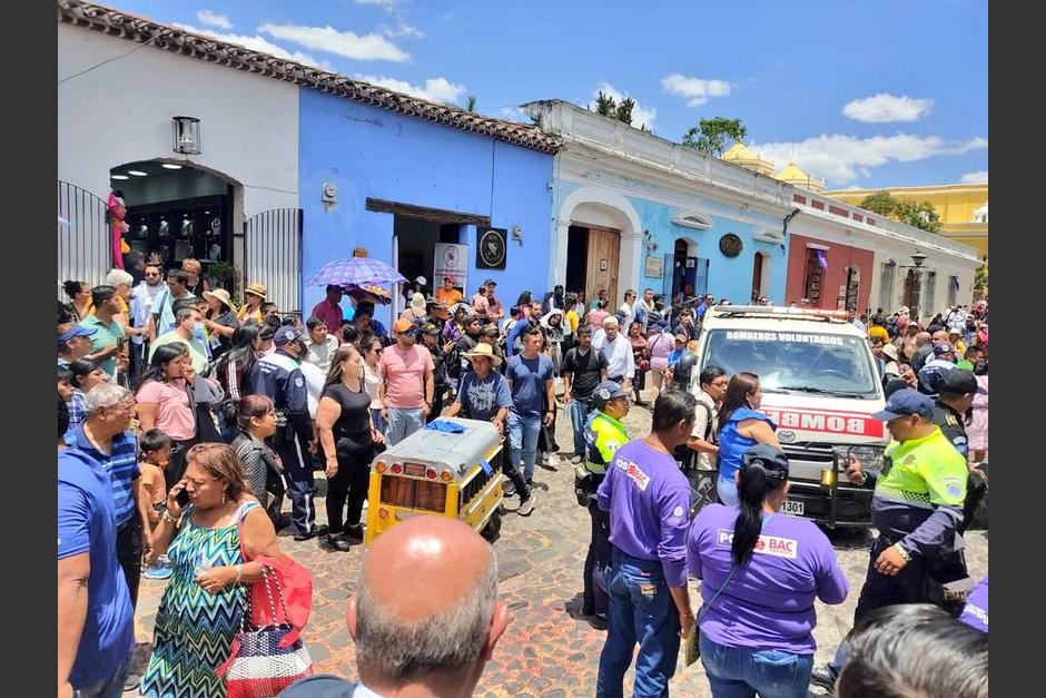 Bomberos Voluntarios de Antigua Guatemala atendieron una emergencia tras la explosión de una bomba previo al paso de una procesión. (Foto: redes sociales)&nbsp;