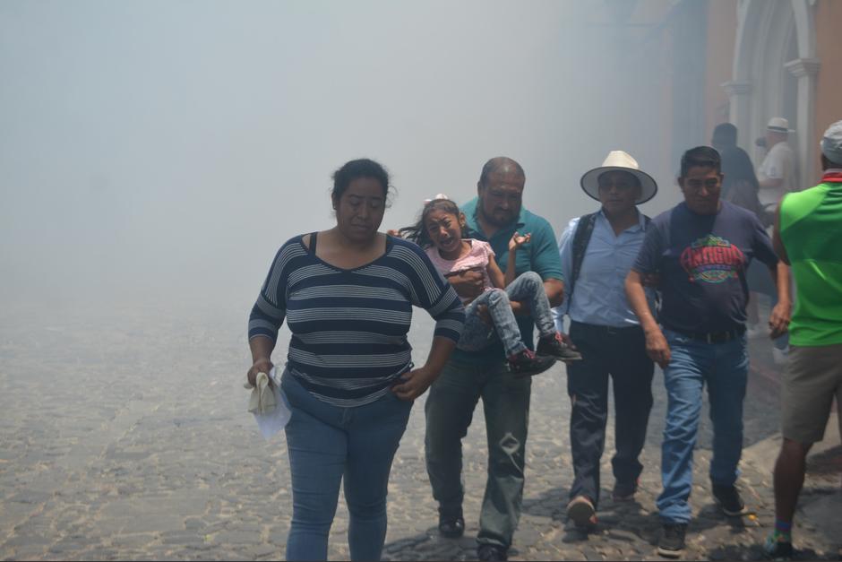 Caos, nerviosismo y personas con heridas leves fue el saldo de una explosión pirotécnica en Antigua Guatemala.&nbsp;(Foto cortesía: Luis Campos/Soy502)