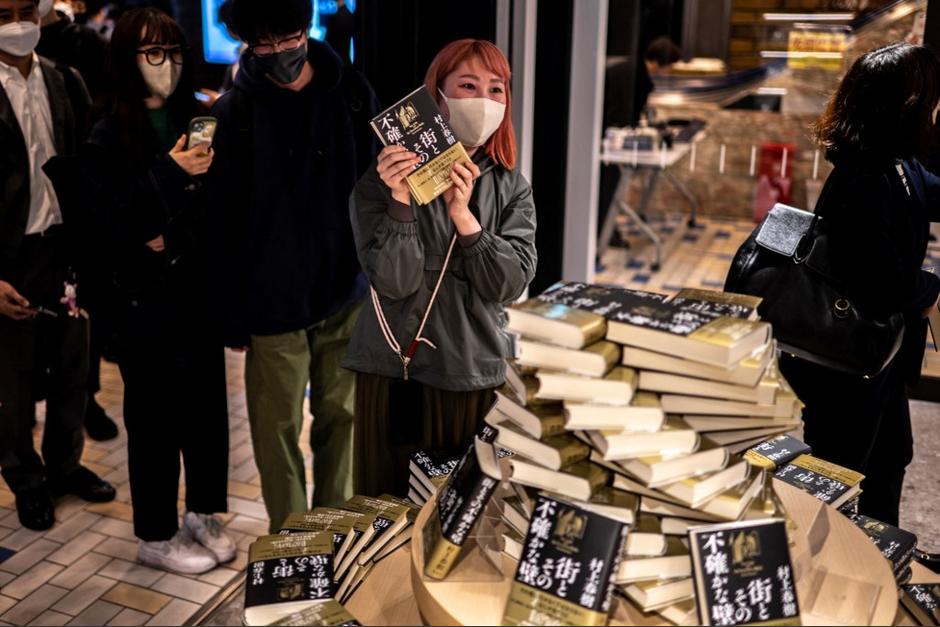 El escritor japonés Haruki Murakami publicó su nueva novela en seis años y desató la locura en sus fanáticos. (Foto: AFP)