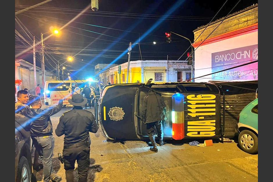 Surge un video en el que se muestra el momento en que ocurrió un aparatoso accidente de tránsito entre dos patrullas de la PNC. (Foto: Bomberos Voluntarios)