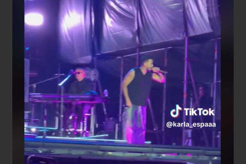 Los otros dos fanáticos que intentaron cantar con Romeo Santos durante su concierto en Guatemala. (Foto: Captura de video)