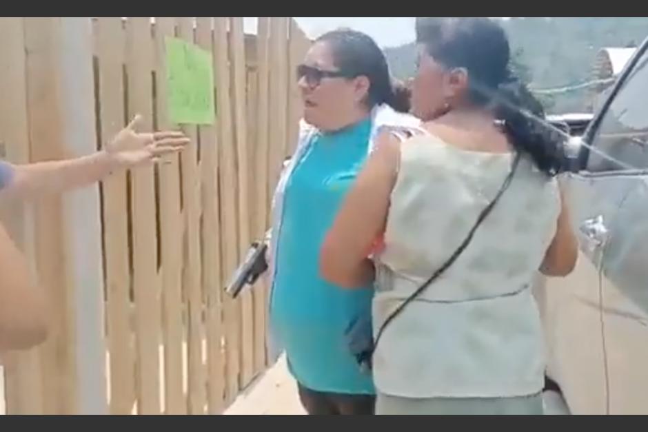 Un altercado entre una afiliada del partido Valor que utilizó un arma y simpatizantes de la UNE, quedó grabado en video. (Foto: captura de video)