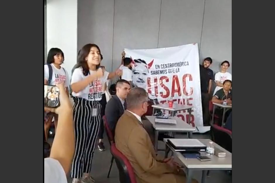 Integrantes de la Federación Nacional de Estudiantes de la Universidad Nacional de Costa Rica realizaron una manifestación en contra de Walter Mazariegos, rector de la Usac. (Foto: captura de video)
