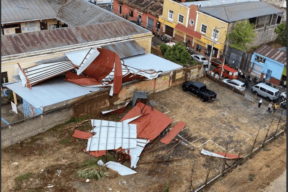 Un video muestra el momento en que una estructura metálica cae sobre el techo de una escuela en Chiquimula. (Foto: Cruz Roja Guatemalteca)