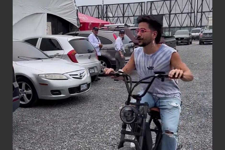 Camilo se paseó en motocicleta a pocas horas de su show en Guatemala. (Foto: captura de video)