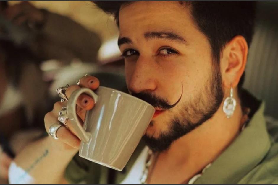 Camilo presumió una bebida que le agradó en su visita a Guatemala. (Foto: captura de video)