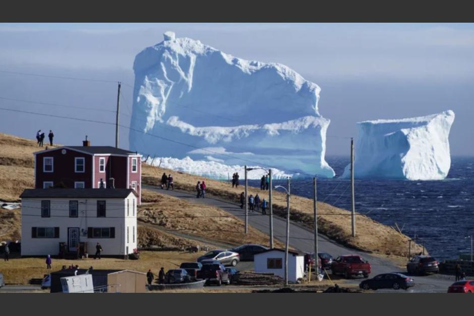 Un iceberg gigantesco apareció en las costas de una isla en Canadá. (Foto: RRSS)