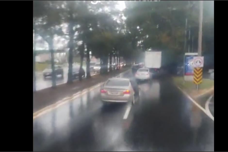 El llamativo detalle en el carro de un conductor en pleno tránsito de la Ciudad de Guatemala se hizo viral. (Foto: captura de pantalla)