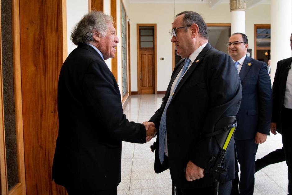 Luis Almagro, jefe de la OEA, junto al presidente Alejandro Giammattei, al fondo el canciller, Mario Búcaro. (Foto: Presidencia)