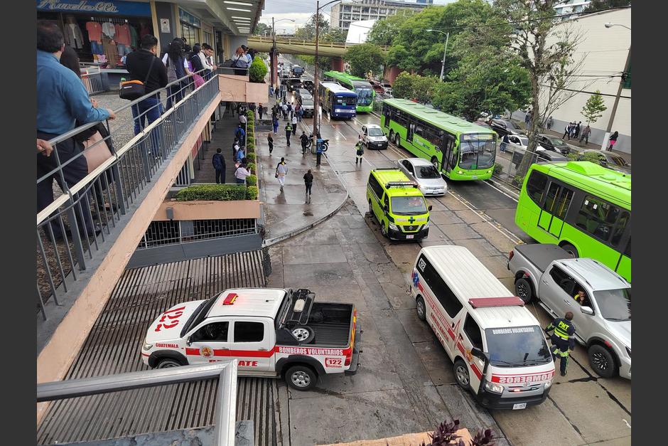 Alertan por supuestos disparos en el ingreso a un centro comercial ubicado en la zona 4 de la Ciudad de Guatemala. (Foto: @RadioPuntoGT)
