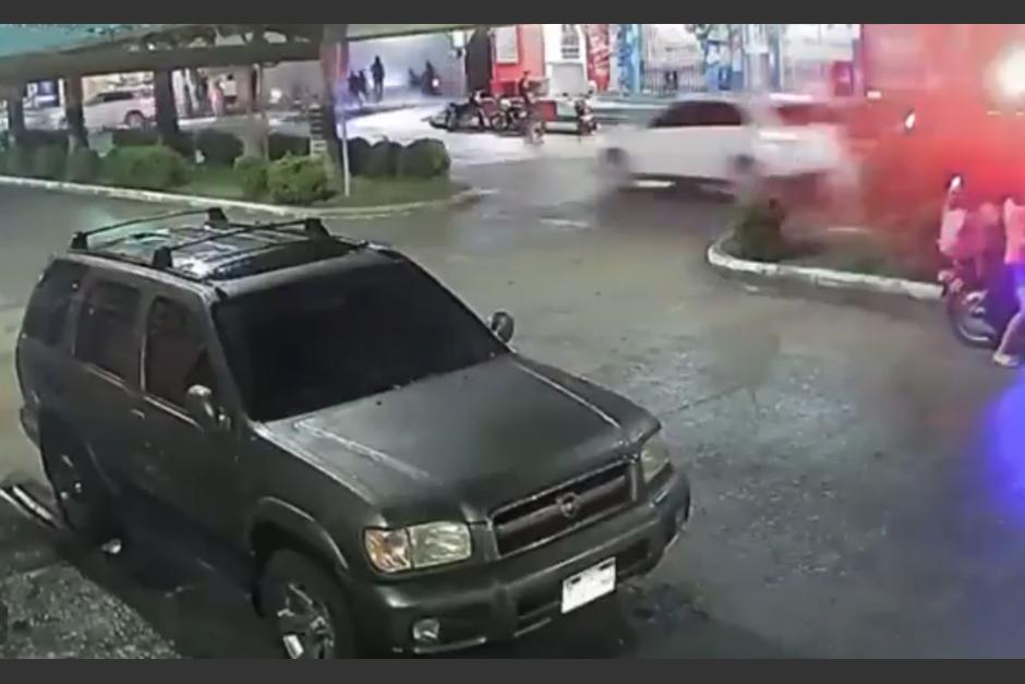 Un nuevo video mostró el momento en el que un hombre le arrebató el arma a un agente de la PNC y le disparó, esto para evitar ser arrestado en Izabal. (Foto: captura de pantalla)&nbsp;