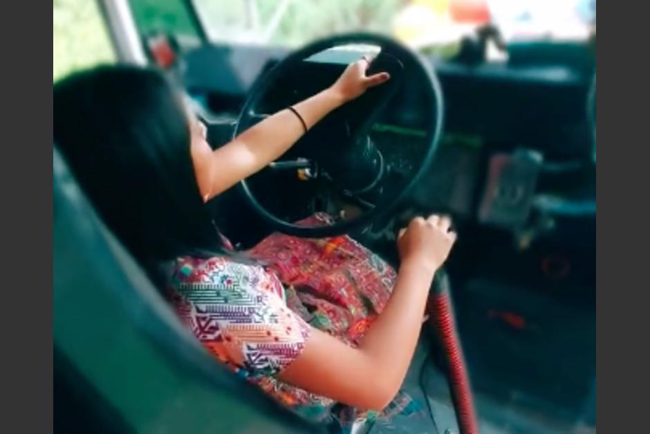 La guatemalteca se hizo viral con un video en el que conduce un bus extraurbano. (Foto: captura de video)