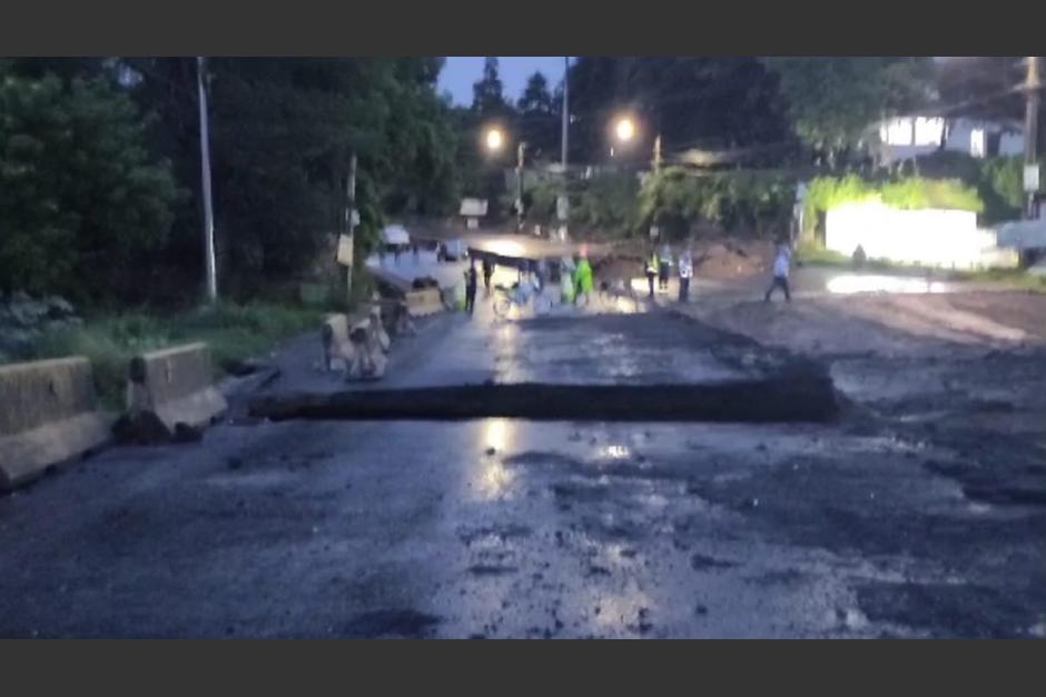 Colapsan todos los carriles del kilómetro 17.5 de la ruta al Pacífico, ahora la carretera está partida. (Foto: PMT de Villa Nueva)
