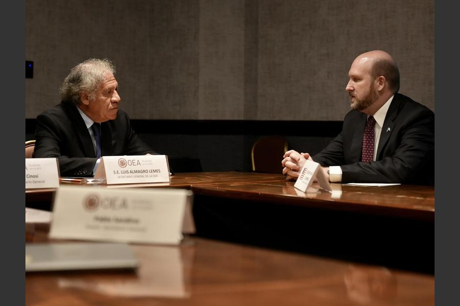Luis Almagro, jefe de la OEA, en reunión con el embajador de EE.UU. en Guatemala, William Popp. (Foto: Embajada de EE.UU.)