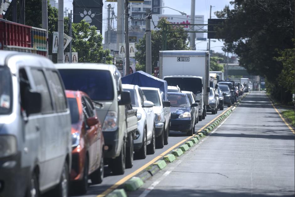 El tránsito colapsó en la Aguilar Batres por el nuevo hundimiento reportado por Conred en Villa Nueva. (Foto: Wilder López/Soy502)&nbsp;