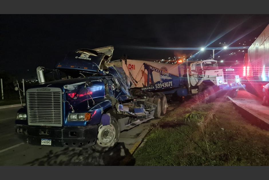 Un fuerte accidente en Villa Nueva complicó más el tránsito hacia el sur y norte del país. (Foto: PMT de Villa Nueva)&nbsp;