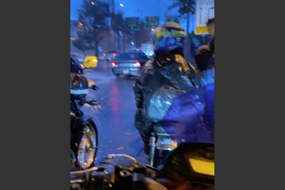 Los conductores se detuvieron para esperar el paso de la lluvia en la ciudad. (Foto: captura de video)