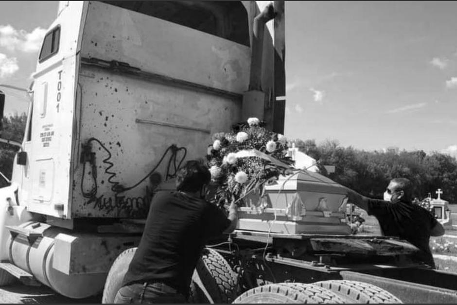 Sobre un trailer y sonando el claxon, fueron llevados los restos de un piloto que falleció tras un accidente. (Foto: RRSS)