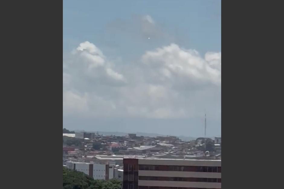 Un extraño objeto en el cielo llamó la atención de guatemaltecos. (Foto: captura de video)