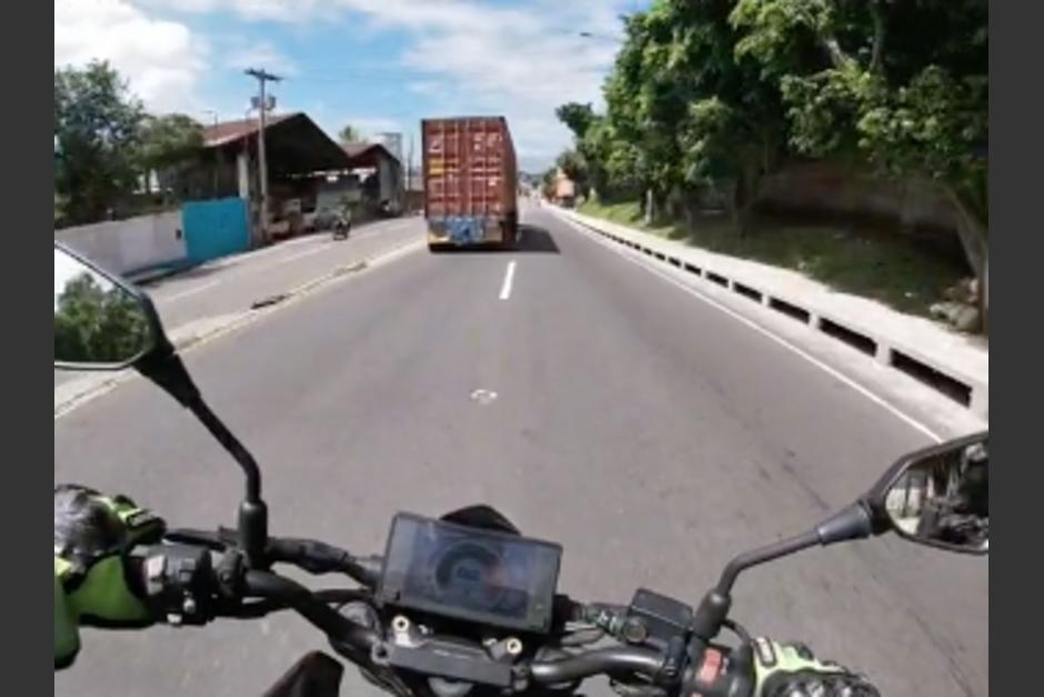 El motorista grabó su trayecto por Villa Nueva evitando el socavamiento en el kilómetro 17.5 (Foto: captura de video)