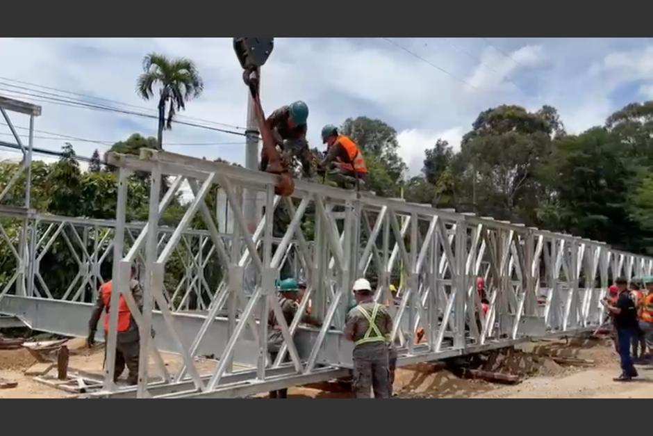 Así avanza la instalación de un puente modular en el kilómetro 17.5 de la ruta al Pacífico. (Foto: captura de video)
