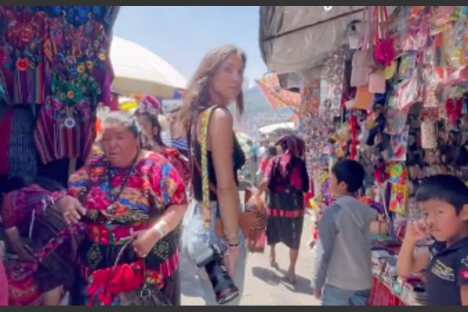 La turista de Argentina presumió su travesía al visitar el mercado de Chichicastenango. (Foto: captura de video)